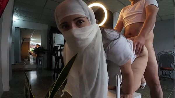 Mukena Nyaris Copek, Kontol Manis Masuk Ke Pantat, Abis Digenjot Keras Di Sesi Hookup Hijab.