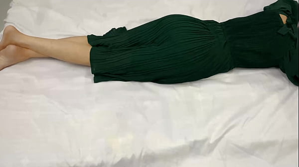 Anak Tiri Umur 18 Lagi Sendirian Di Kamar, Malam-malam Gue Masuk Dan Ngentot Memeknya Sampai Meraung.