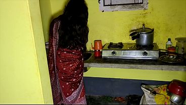 Devar Ngeliat Bhabhi Sendirian Di Dapur, Langsung Hajar Memeknya Sampai Basah Kuyup.