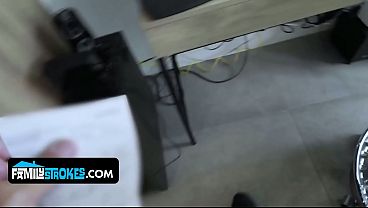 Anak Tiri Cewek Latin Menggoda Ayah Tirinya Dengan Tubuh Mulus Dan Seksi Banget