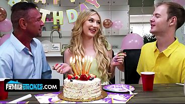 Stepse Natural, Istri Kecil Bertetek Montok, Daisy Lavoy, Menggoda Dan Naik Ke Atas Bokap Tirinya