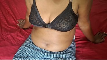 Pembantu Rumah Lagi Bersihin Kamar, Tiba-tiba Kakaknya Yang Horny Masuk, Langsung Panas Di Ranjang.
