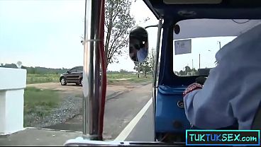 Ibu-ibu Thailand Amatir Diangkut Dari Jalanan, Digebukin Sambil Jalan