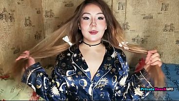 Gadis Gemuk Rusia Paha Besar Mainin Memek Sempitnya Sambil Dildo Nancep Di Dalem