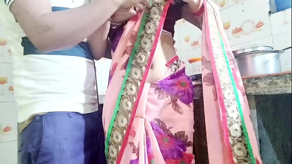 देसी भाभी बर्तन धो रही थी, तभी देवर ने आकर बोला, “भाभी तेरी चूत चाहिए, देगी क्या?” — हिंदी ऑडियो।