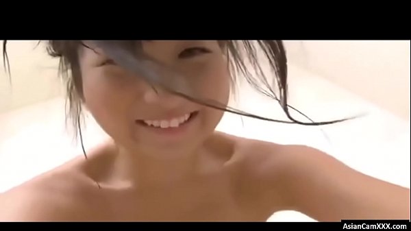 Gadis Pembantu Asia Montok Mandi Basah Kuyup