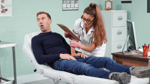 Doktor Cabul Siap Ngebor Tenggorokanmu Sampai Puas