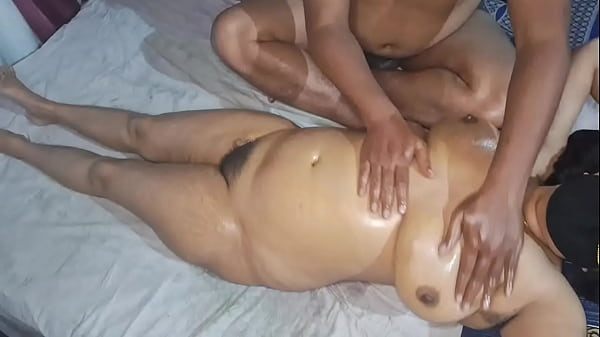 Desi Indian Bhabhi Lagi Telanjang Bulat, Dipijat Nikmat Sampai Muncrat