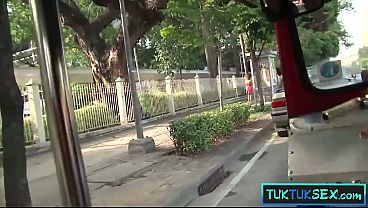 Bule Ngaceng, Cewek Thai Matre Digebuk Di Dalam Tuk Tuk Sambil Teriak-teriak Nikmat.