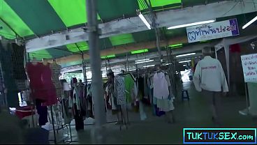 Lidahnya Ditindik, Si Thai Milf Mungil Digebah Dua Bule.