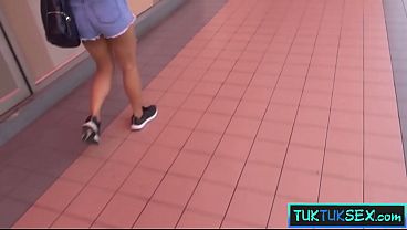 Cewek Amatir Thailand Digetar Di Tuk Tuk Trus Digiring Ke Hotel Buat Main.