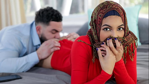 Kakak Tiri Ngajarin Adik Hijabnya Trik-trik Panas Sebelum Dia Nikah – Hijablust
