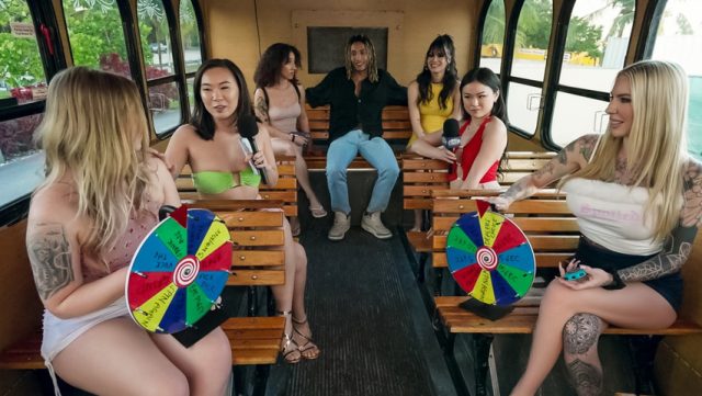 Kontol Kayak Raja – Duit Bicara: Cewek Diangkut Di Depan Umum