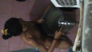 Tonton Video Pembantu India Mandi, Gaya Mesum Dan Nakal