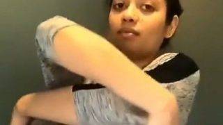 Video Nisha Buka Baju Tshirt Desi, Goyang Hot