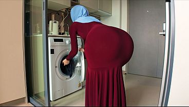 Ibu Tiri Berhijab, Tatapan Nakalku Ke Pantat Bulatnya Kepergok.