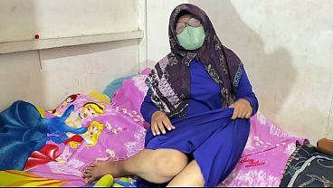 Wanita Berhijab Lagi Mainin Diri Sendiri, Nafasnya Berat Dan Basah.