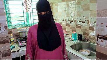 Selagi Istri Keluar, Suami Mesum Sama Pembantu Hijab Di Rumah, Kontolnya Masuk Dalem